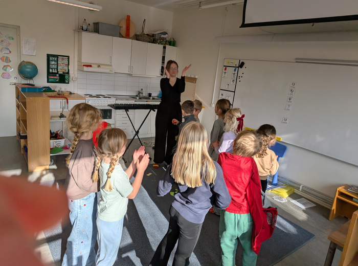 Förskoleklassen övar inför Karnevalen 5/6