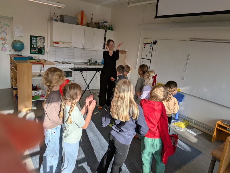 Förskoleklassen övar inför Karnevalen 5/6